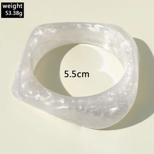 Vista detallada del brazalete de resina nacarada con peso de 53,38g y diámetro de 5,5cm