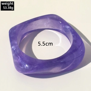Detalle de brazalete de resina púrpura con textura jaspeada, peso 53,38g y 5,5cm de diámetro