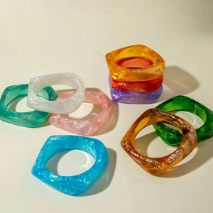 Set de brazaletes cuadrados de resina traslúcida con textura de mármol de colores