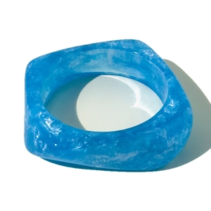 Brazalete moderno de resina azul translúcida con diseño geométrico de estilo cuadrado