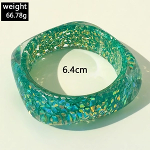 Green resin bangle with chunky glitter showing 66.78g weight and 6.4cm inner diameter