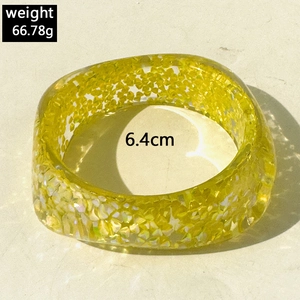 Detail view of square yellow resin bangle with gold glitter, weight 66g and inner diameter 6.4cm