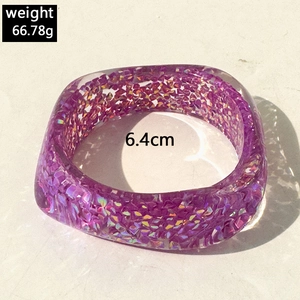 Detail view of purple resin bangle with glitter, weighing 66.78g with 6.4cm inner diameter