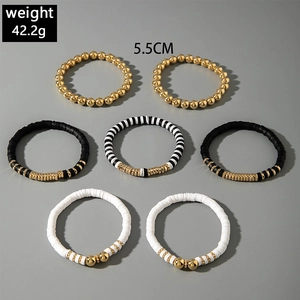 Set di 7 braccialetti elastici bohémien con perle dorate e dischi heishi in argilla
