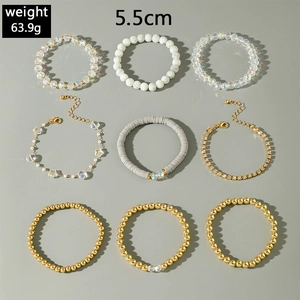 Dettaglio del set di 9 bracciali bohemian con ciondoli a stella e perle di cristallo