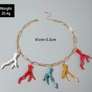 Vue détaillée de pendentifs corail colorés sur chaîne trombone dorée de 41cm plus 5.5cm