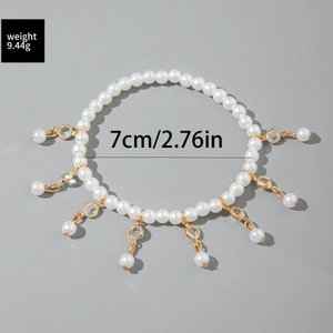 Vista detallada de pulsera de cuentas hecha a mano con colgantes y escala de medida