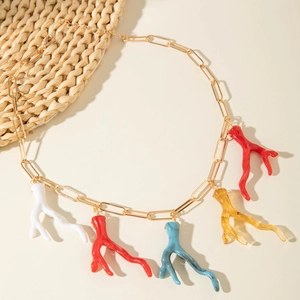Détail du collier chaîne trombone doré avec pendentifs corail colorés style bohème