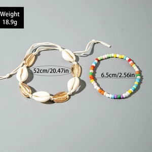 Detalle de collar de conchas y pulsera de cuentas de colores con medidas dadas