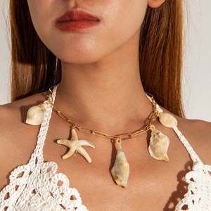 Collier doré avec pendentifs corail, étoile de mer et coquillages style plage