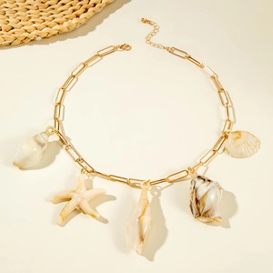 Détail du collier à maillons dorés avec pendentifs coquillage et étoile de mer pour plage