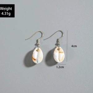 Detailed view of natural shell earrings with dimensions and weight of 4.31g