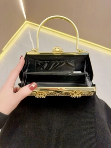 Elegante pochette dorata da sera con intagli floreali in strass e tasche interne con zip