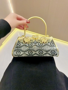 Borsa da sera vintage dorata con strass geometrici e manico in metallo floreale