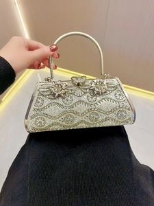 Elegante borsa da sera argentata con strass, fiori 3D e manico in metallo rigido