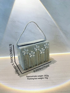 Pochette de soirée argentée avec fleurs en cristal et longues franges en strass