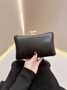 Elegante borsa da sera nera con chiusura in metallo dorato e finitura vintage