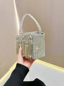 Sac de soirée étincelant en strass argenté avec franges et motifs floraux en cristal