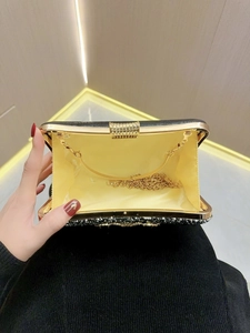 Pochette da sera nera glitterata con chiusura a strass dorati e fodera in raso giallo