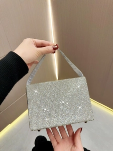 Pochette de soirée en satin argenté avec strass brillants et poignée élégante