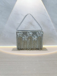 Pochette de soirée argentée avec fleurs en strass et longues franges de cristal