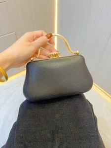 Pochette de soirée vintage noire avec poignée dorée et tissu à paillettes brillantes