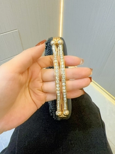 Sac de soirée élégant en perles noires avec cadre doré et strass étincelants
