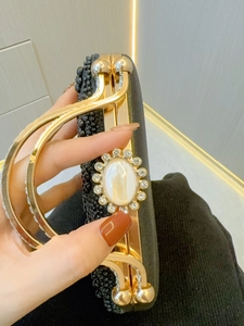 Pochette de soirée perlée noire avec poignée dorée et détails perles et strass