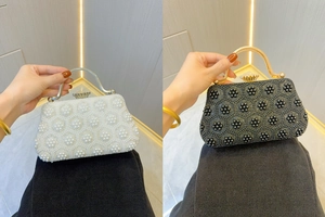 Détail de sacs de soirée vintage avec broderie de perles et poignées métalliques