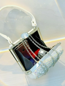 Detail der geöffneten weißen Strass-Abendtasche mit Platz für Handy, Parfum und Lippenstift