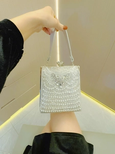 Nahaufnahme der Strass-Abendtasche mit Wellenmuster, Herzdesign und Edelstein-Verschluss