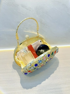 Luxuriöse goldene Abendtasche mit bunten Strasssteinen und geräumigem Innenraum