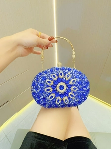 Detail der königsblauen Strass-Abendtasche mit Sonnenblumenmuster und Goldgriff