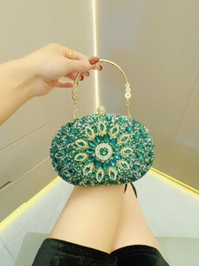 Detailaufnahme der grünen Strass-Abendtasche mit glitzerndem Edelstein-Blumenmuster