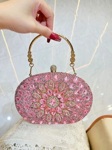 Detail der rosa Kristall-Strasssteine und des floralen Edelsteinmusters der Abendtasche