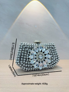 Luxe zilveren clutch met strassteentjes, kristallen bloemornament en een metalen sluiting