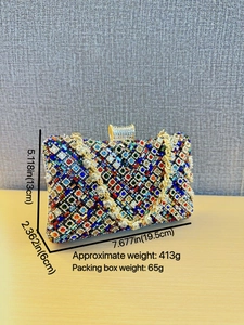 Makroaufnahme der Abendtasche mit bunten Strasssteinen und Maßen 19,5 x 13 x 6 cm