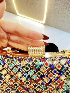 Nahaufnahme der luxuriösen Abendtasche mit bunten Strasssteinen und Goldrahmen