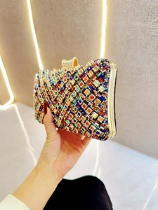 Luxus-Abendtasche mit Regenbogen-Kristallen, bunten Strasssteinen und Goldrahmen