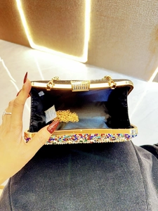 Details der Abendtasche mit schwarzem Satin-Innenfutter und edlen Kristall-Akzenten