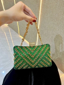 Details der grünen Abendtasche mit V-Kristallen und luxuriösem goldenem Kettenhenkel