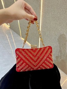Detail der roten Abendtasche mit Strasssteinen, Goldkette und funkelnden Kristallakzenten