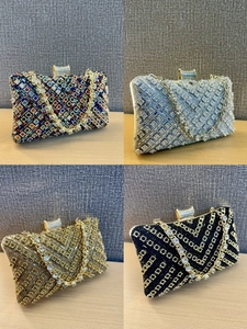 Details von vier Abendtaschen mit Strasssteinen, Mosaikmuster und glitzernder Kette