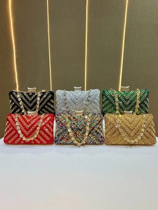 Detailansicht von Abendtaschen mit geometrischen Strassmustern in verschiedenen Farben