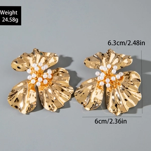 Macro view of gold flower earrings with pleated texture, white pearls and dimensions