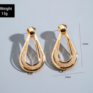 Detail of golden teardrop earrings with mesh texture, 5.4cm size and 13g weight details