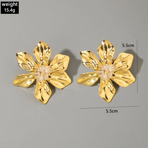 Detail view showing golden flower earrings with 5.5cm size and 15.4g weight specifications