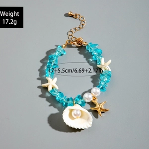 Détail d'un bracelet de plage avec perles, coquillages et étoiles, montrant le poids 17,2g