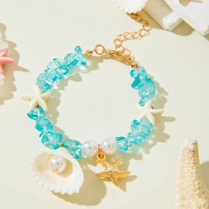 Détail du bracelet océan avec pierres bleues, perles et breloques étoile de mer