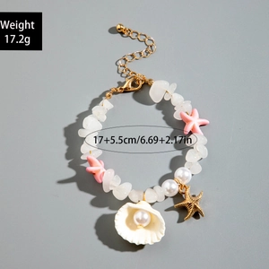 Détail de breloque coquillage avec perle et étoile de mer sur bracelet perlé